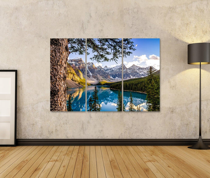 islandburner Bild auf Leinwand Landschaftsansicht des Morain Sees und des Gebirgszugs mit Baum im Vo