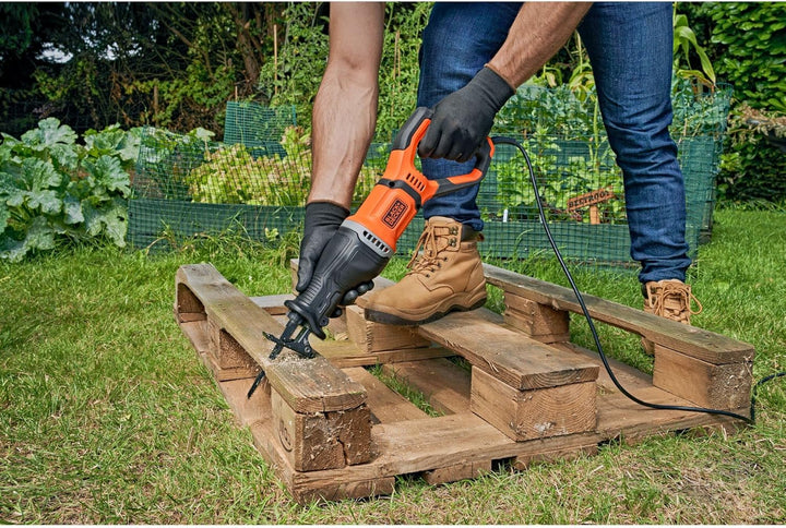 Black+Decker 750 W Säbelsäge BES301 (20 mm Hublänge, Universalsäge mit beweglichen Sägeschuh & Astkl