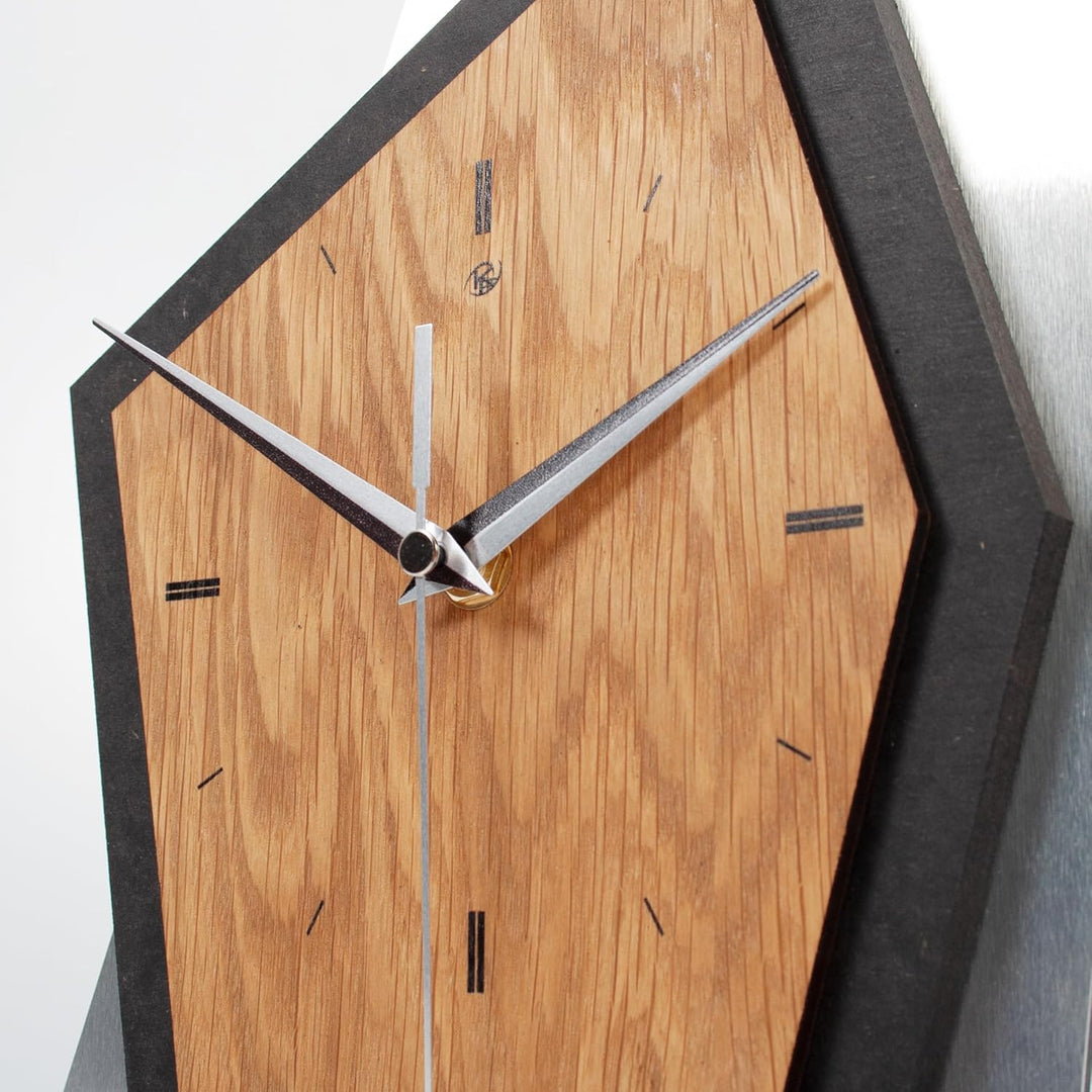 Kreative Feder Designer-Standuhr „Mountain Range“ aus Holz - Tischuhr in modernem Metallic-Look schw