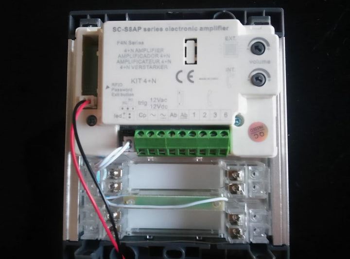 Automatische Türsprechanlage mit analogem 4+n-System, für Gemeinschaften. Komplett: Strassenplatte,