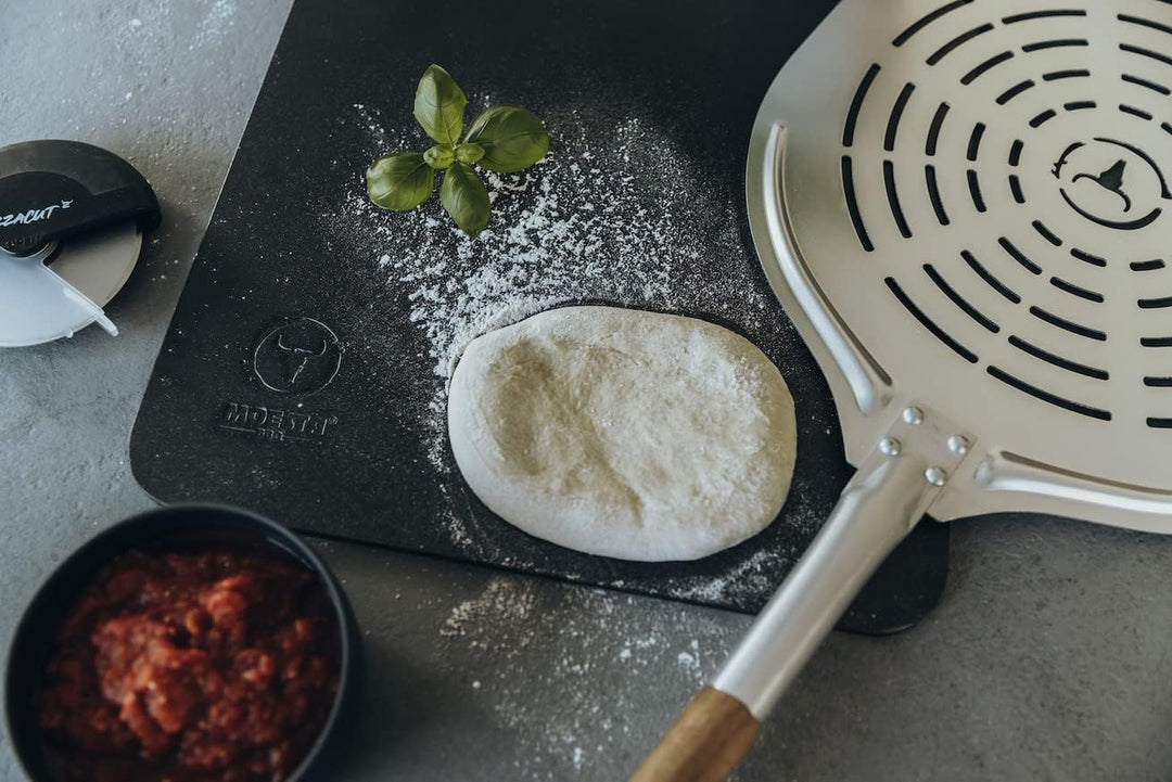 MOESTA-BBQ 19522 Pizzaschieber No. 2 – Aluminium-Pizzaschaufel gelocht mit Holzgriff – Pizzabacken w