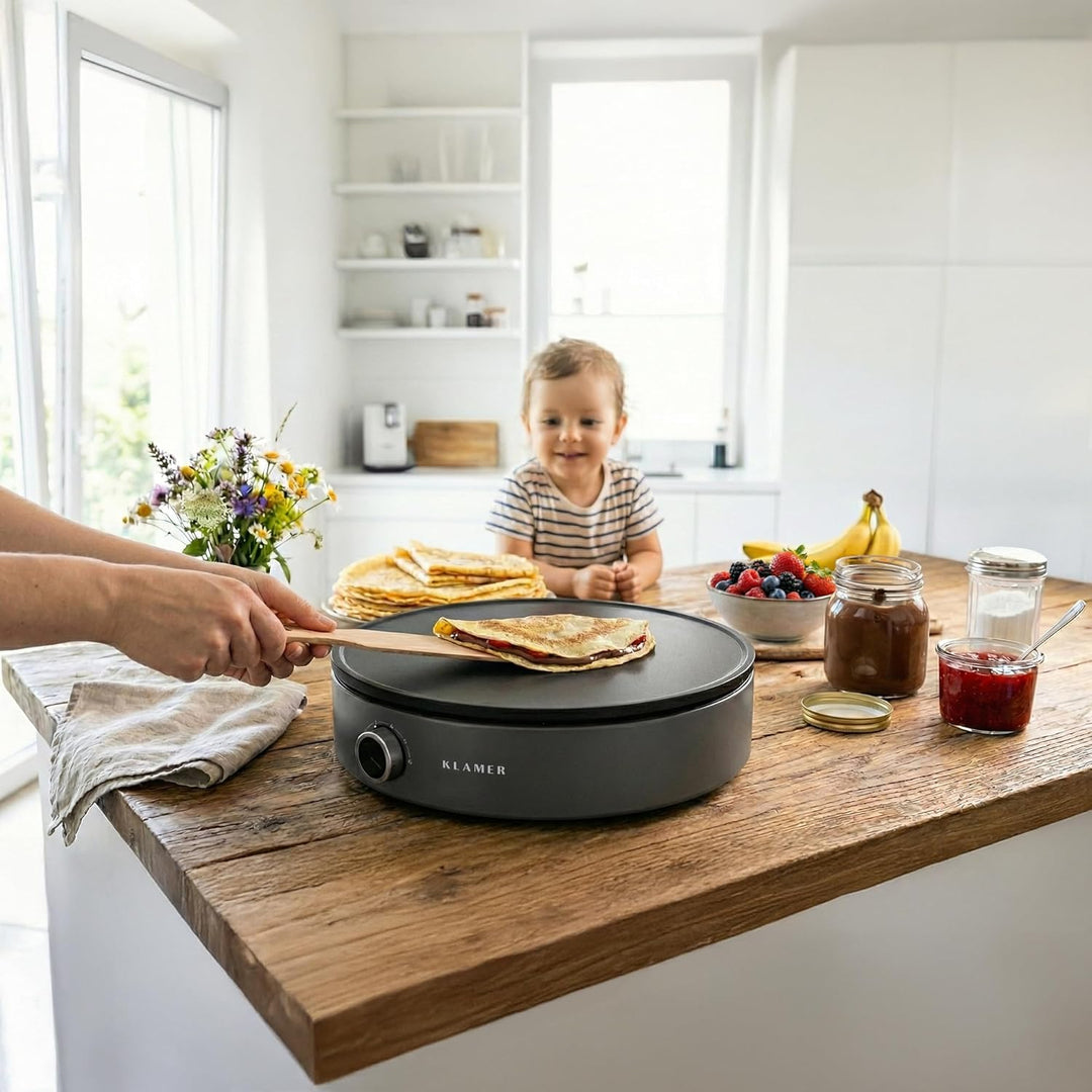 KLAMER Crepes Maker, Grosse Backfläche mit 33cm Ø, antihaftbeschichtete Platte, inkl. Teigverteiler