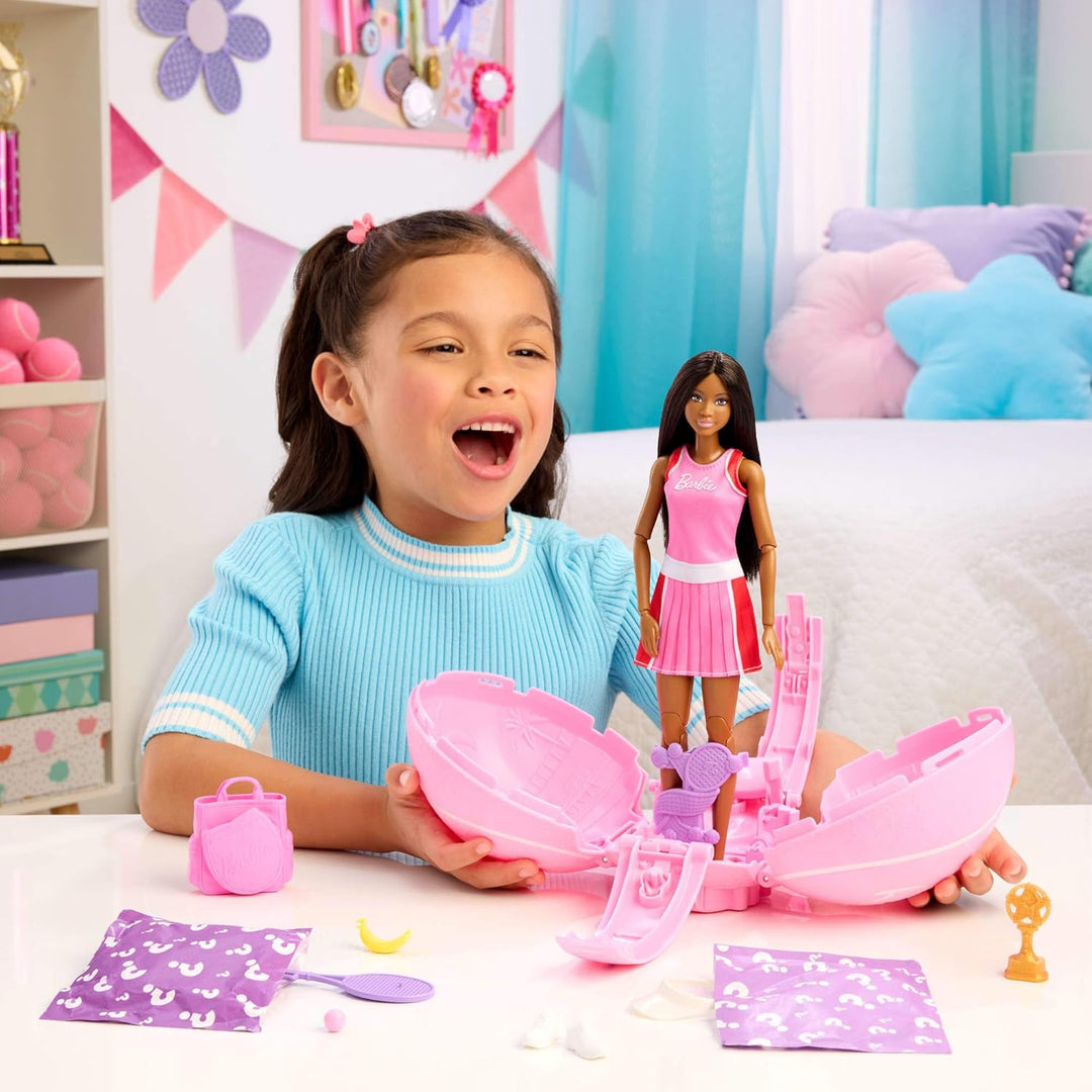 Barbie Team Roll & Reveal Tennisspielerin-Puppe und Zubehörteile mit brünetter Modepuppe, 8 Überrasc