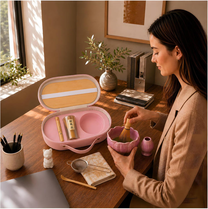 Matcha Set 10 – teilig – Rosa Koffer & Rosa Lotus-Schale – mit Bambusbesen, Löffel, Halter, Sieb – M