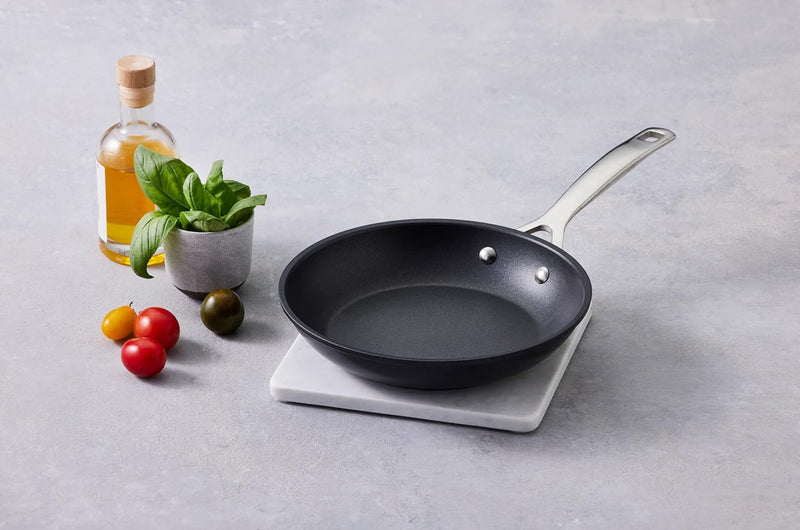 Le Creuset Aluminium-Antihaft flache Pfanne, Ø 30 cm, Für alle Herdarten inkl. Induktion geeignet, A