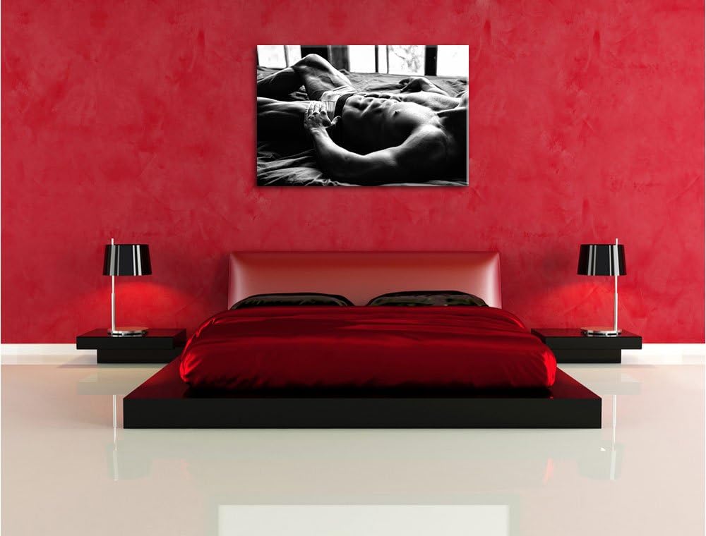 Pixxprint Muskulöser Mann im Bett Kunst B&W als Leinwandbild/Grösse: 100x70 cm/Wandbild/Kunstdruck/f