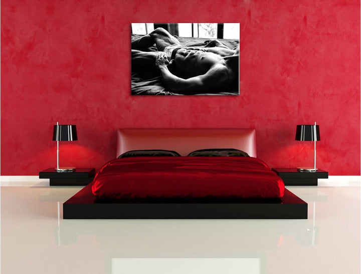 Pixxprint Muskulöser Mann im Bett Kunst B&W als Leinwandbild/Grösse: 100x70 cm/Wandbild/Kunstdruck/f