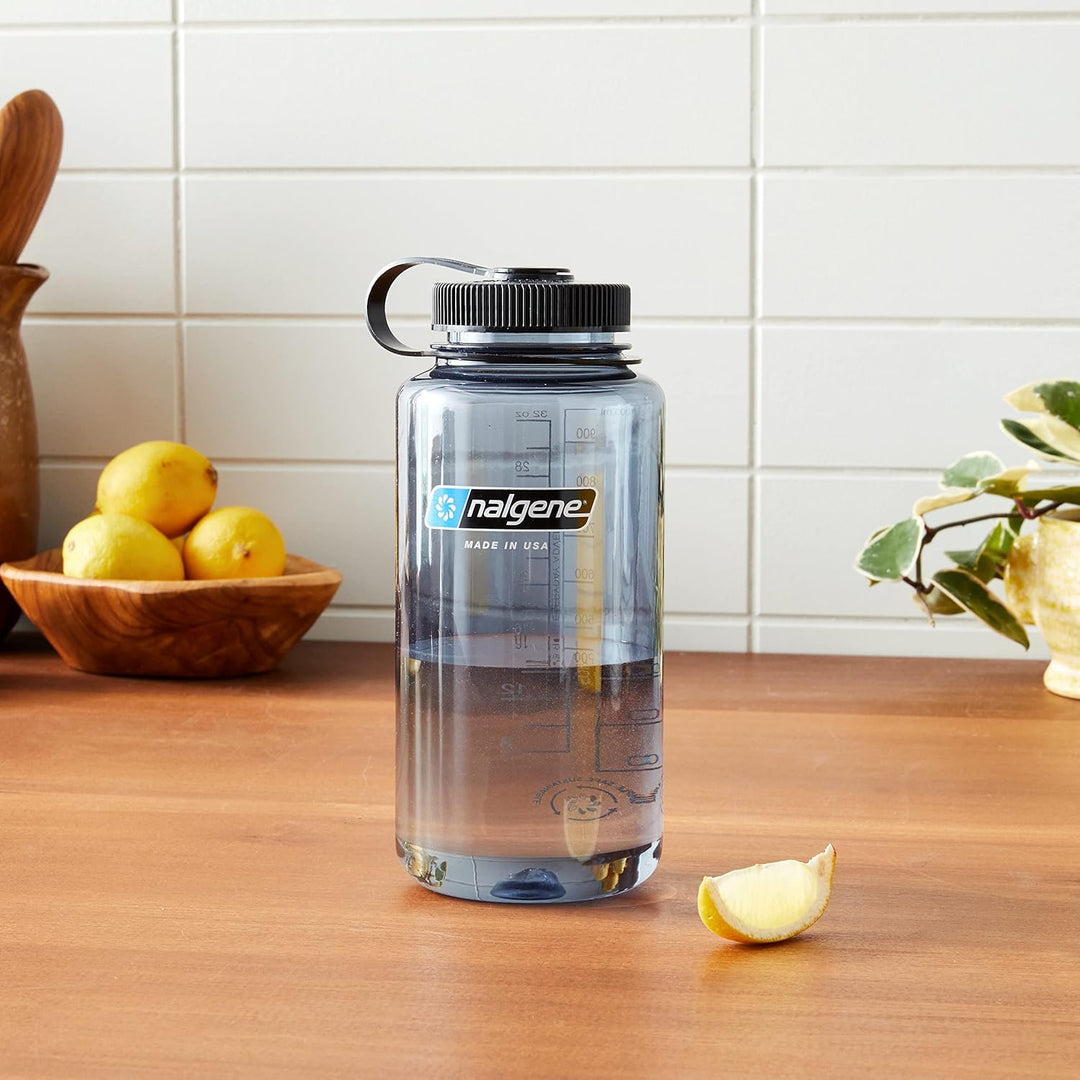 Nalgene Sustain Tritan BPA-freie Wasserflasche aus 50% Plastikabfällen, 900 ml, breite Öffnung, grau
