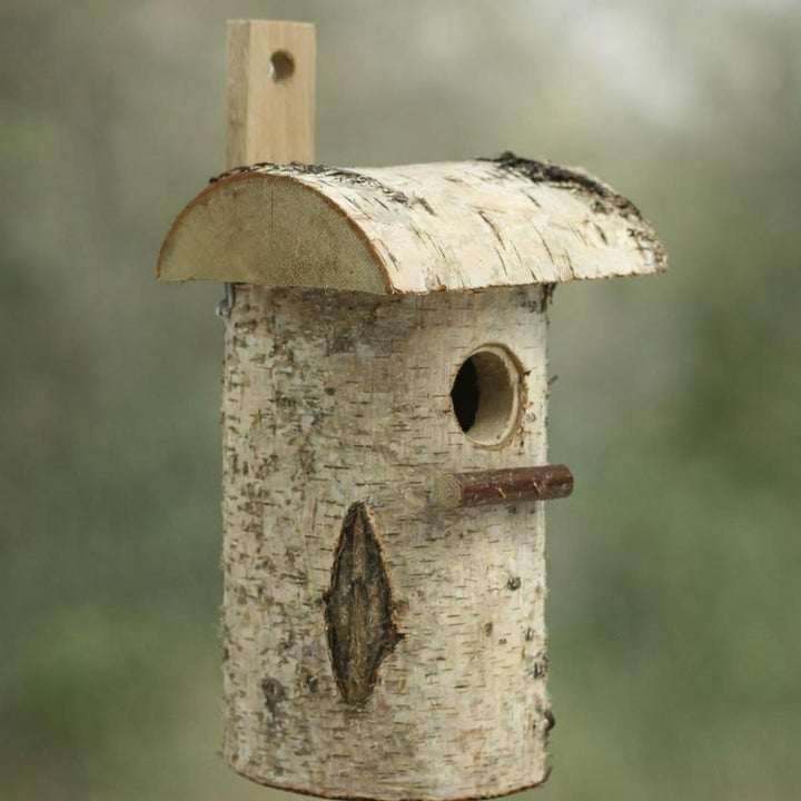 Nistkasten aus Birkenholz als natürlicher Brutkasten für kleine Vogelarten mit Einflugloch Ø 32 mm u