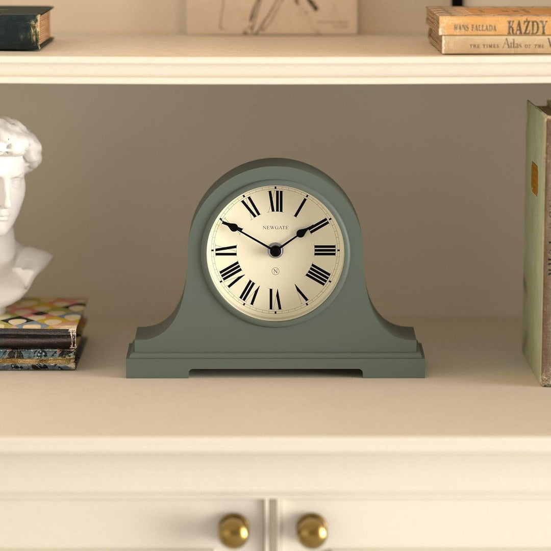 NEWGATE® Broadway Kaminsims Uhr | Klassisches Design des napoleonhutes | Spargel grün | Römische zif