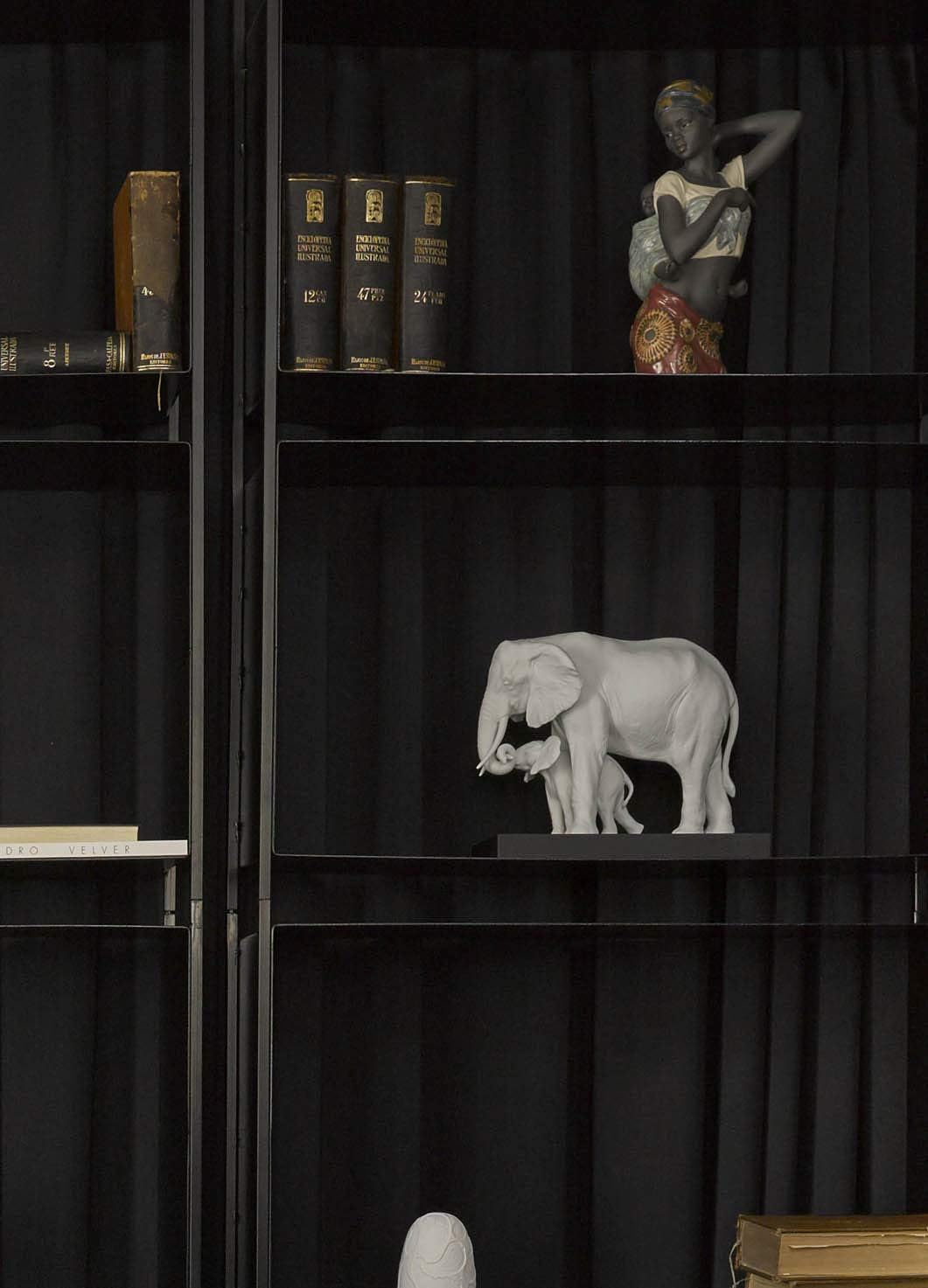 LLADRÓ Elefanten-Skulptur Den Weg Weisen (Weiss). Elefant. Porzellan.