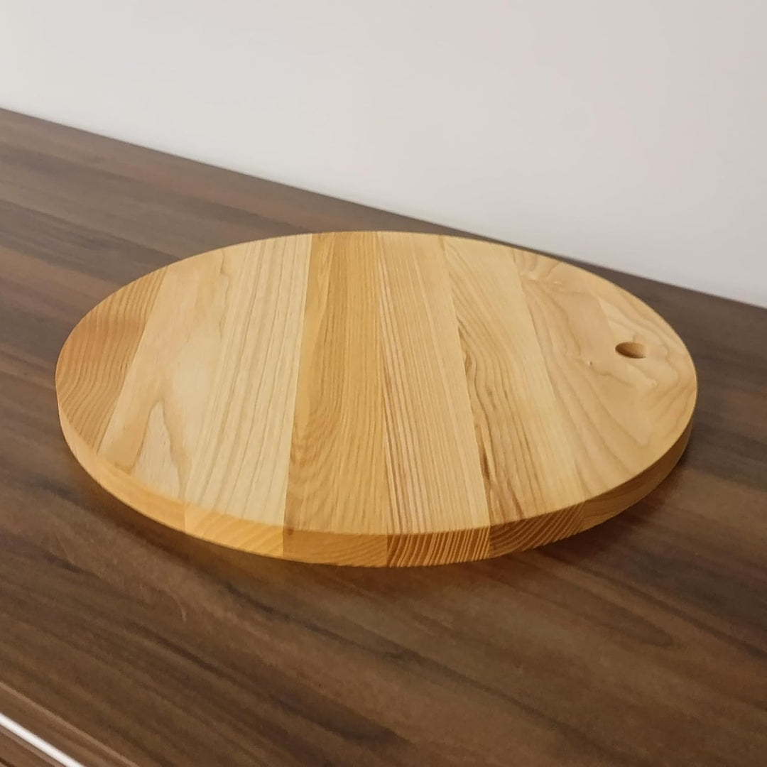 INNOVAHOME Pizzabrett 35cm Holz Rund - Massives Servierbrett Esche Geölt - Pizzateller & Käsebrett -