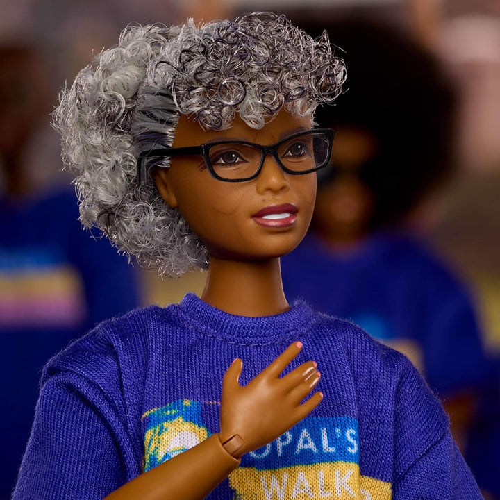 Barbie Inspiring Women-Puppe, Opal Lee Sammelpuppe in blauem „Opal’s Walk for Freedom“ T-Shirt, weis