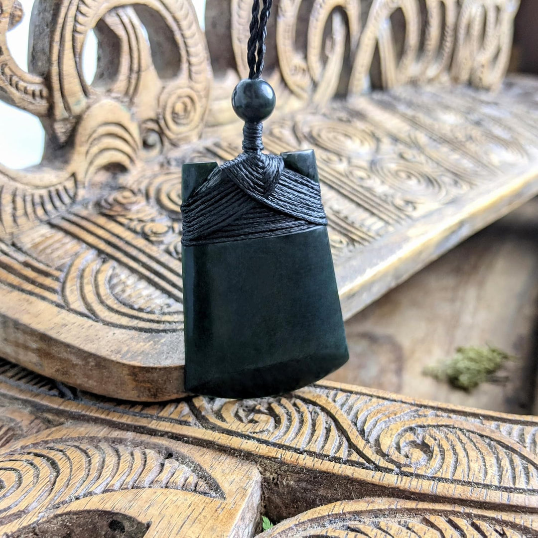 81stgeneration Anhänger Halskette Toki Klinge Geschnitzte Schwarze Nephrit-Jade für Herren und Damen