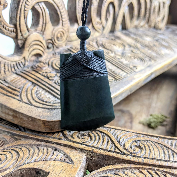81stgeneration Anhänger Halskette Toki Klinge Geschnitzte Schwarze Nephrit-Jade für Herren und Damen