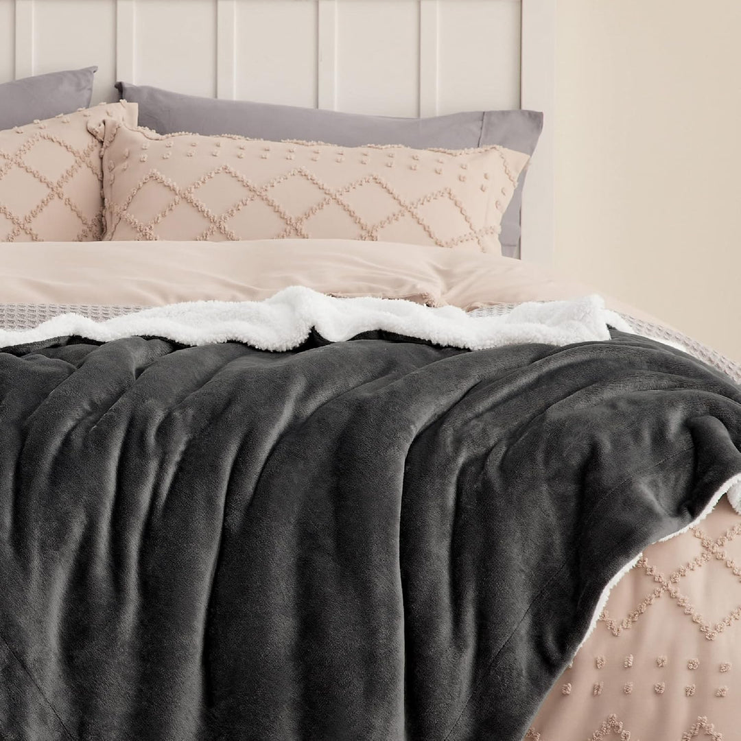BEDSURE Decke Sofa Kuscheldecke Anthrazit - warm Sherpa Sofaüberwurf Decke, Dicke Sofadecke Couchdec