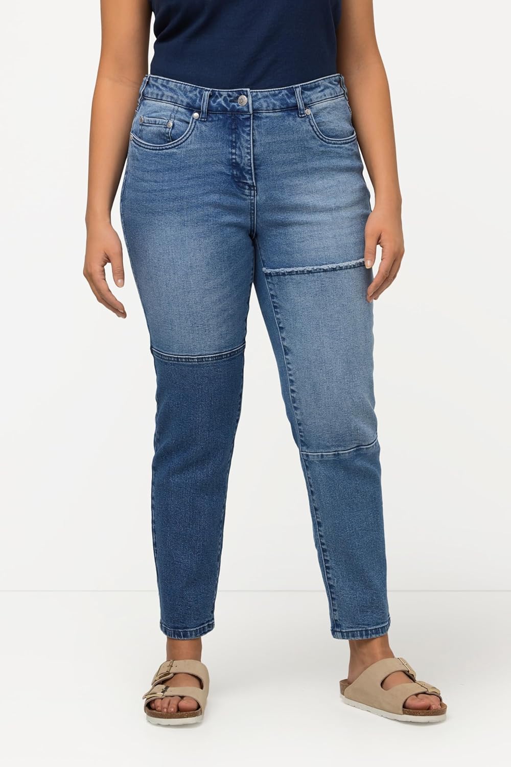 Ulla Popken Damen Denim mit Patch Jeans 32W / 32L Blue Denim, 32W / 32L Blue Denim