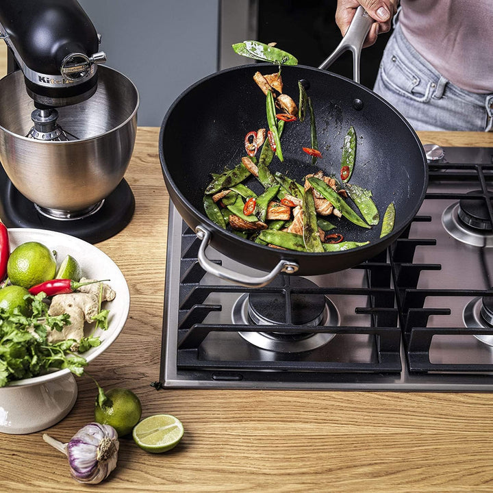 KitchenAid Forged Hardened Wok (30cm/5L), hart anodisiert, PFAS-freie keramische Antihaftbeschichtun