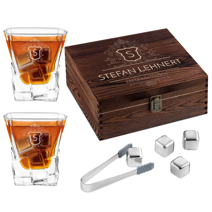 Maverton Whisky Steine Set - in Holzbox mit Gravur - 8 Eiswürfel + 2 Whisky Gläser - wiederverwendba