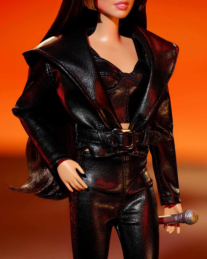 Barbie Signature-Puppe, bewegliche Miley Cyrus-Sammelfigur im Kunstleder-Outfit mit Kapuze und High