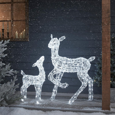 Lights4fun 120cm Swinsty LED Rentier Familie Acryl weiss Timer Rentier Weihnachtsfigur Weihnachtsbel