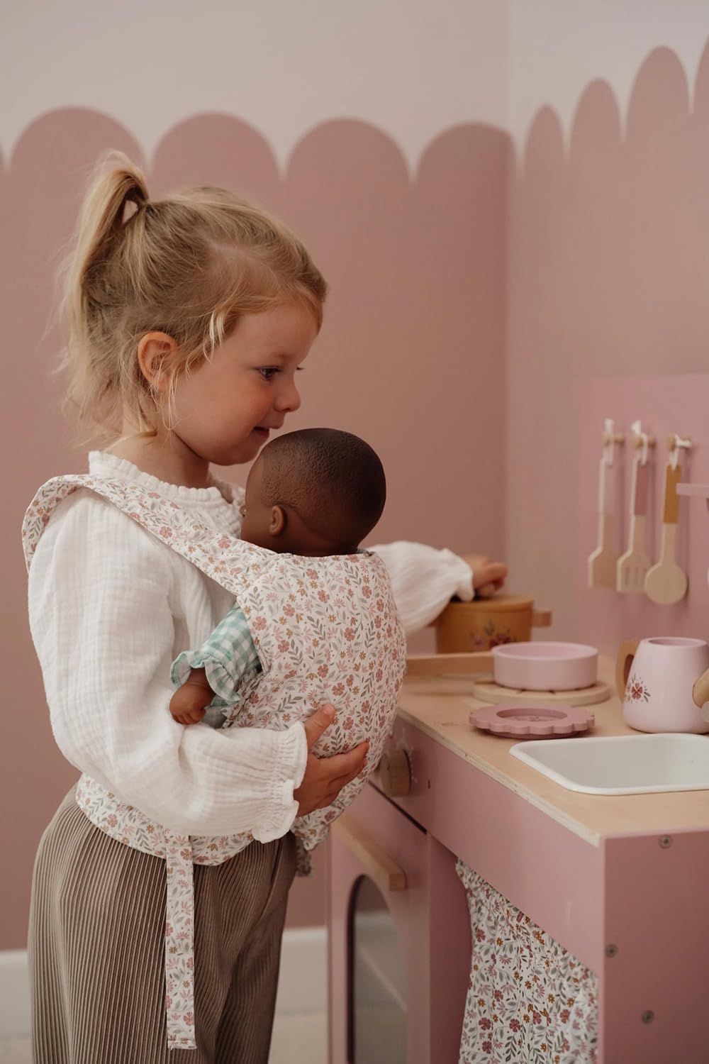 Little Dutch Puppentrage Bauchtrage für Puppen Babypuppen oder Plüschtiere mit Schultergurte und ver