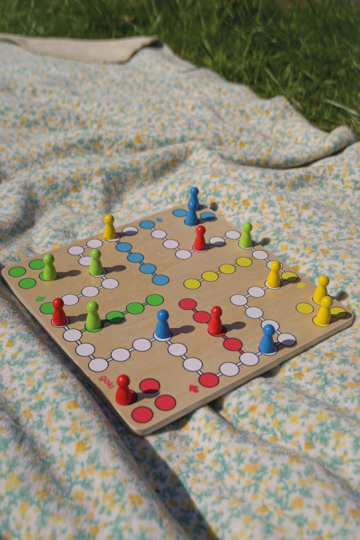 goki Ludo – Klassisches Holzbrettspiel für 2-4 Spieler mit 16 farbigen Pionen und robustem 28x28 cm