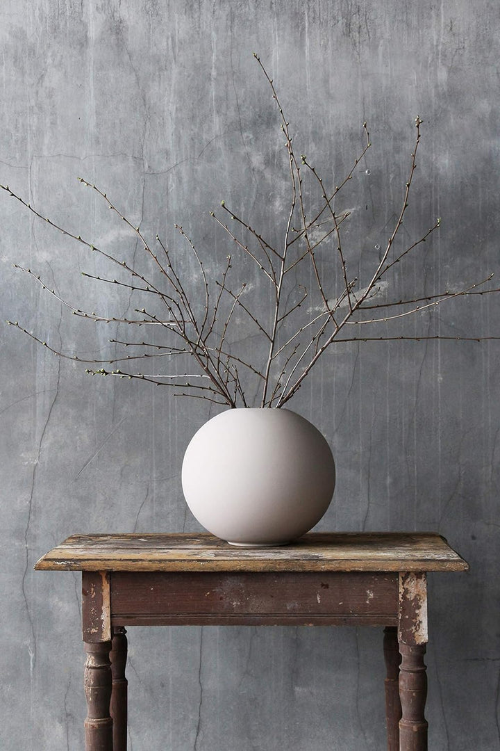 Cooee Design Ball-Vase aus Porzellan in der Farbe Sand Handgefertigt, Masse: 30cm x 30cm x 29cm, HI-