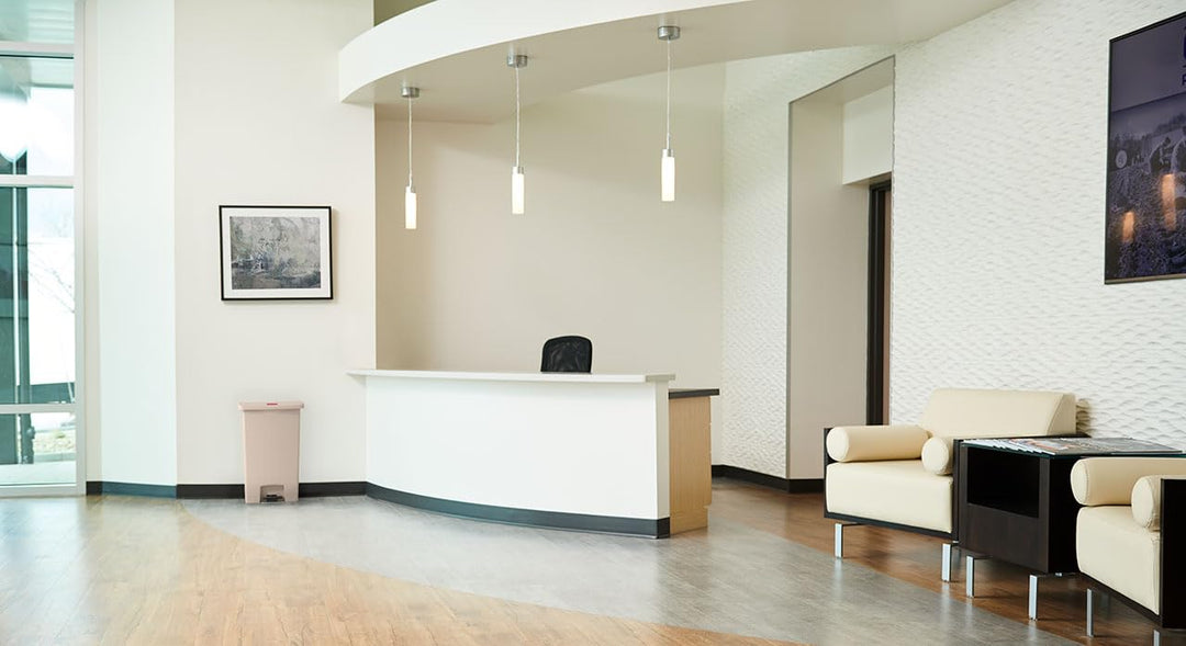 Rubbermaid Commercial Products Slim Jim 1883456 30 Litre Front Step Step-On Resin Wastebasket - Beig