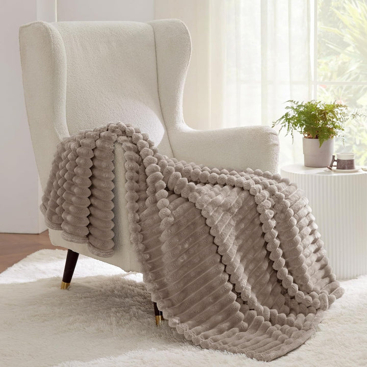 BEDSURE Kuscheldecke für Zimmer Deko - Wolldecke & Fleecedecke, Sofadecke, Weiche Warme Grobe Kordde