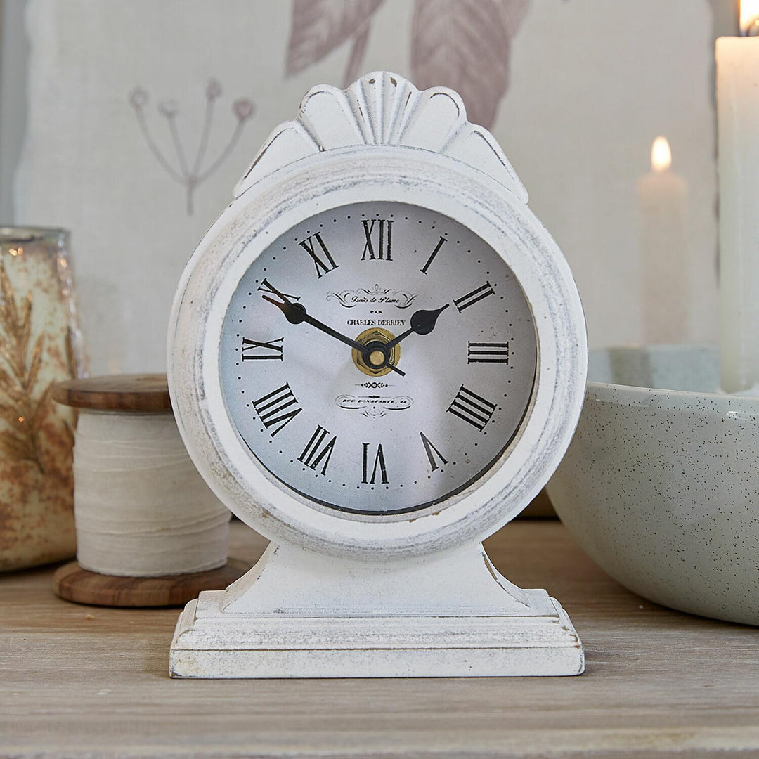Loberon Uhr Uxilev, antikweiss | Nostalgisches Design - Liebevoll Verziert - Dekorativer Blickfang -