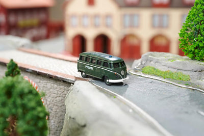 Carson 500504152 1:87 VW T1 Polizei+ Malteser Combo 2.4GHz LCD - Fahrfertiges Modell, 2.4 GHz Fernst