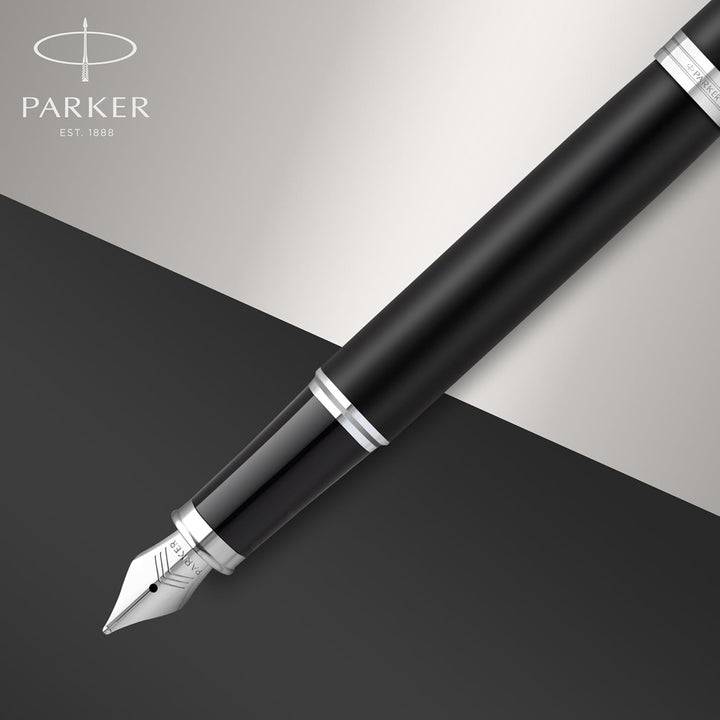 Parker IM Füller | Mattschwarz mit Chrom-Zierteilen | Füllfederhalter mit feiner Feder und blauer Ti