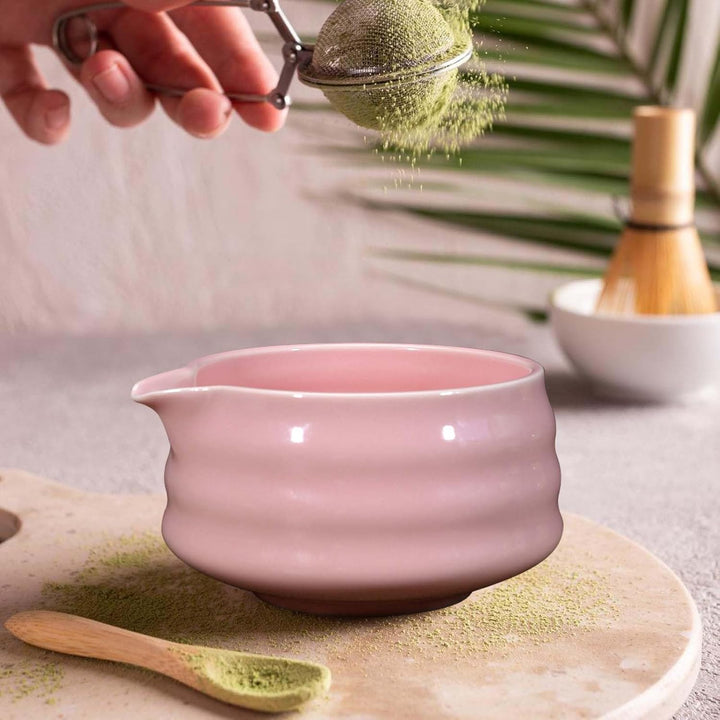 Japanische Matcha-Schale mit Ausgiesser, Traditionelle Chawan Teeschale mit Schneebesenablage aus Ke