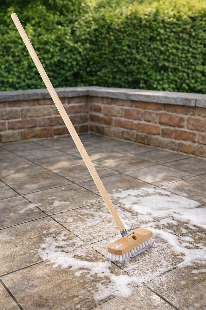 BawiTec Qualitäts Schrubber Schrubberbürste 22cm mit Stiel 120cm Lackiert Scheuerbürste Weisse Harte