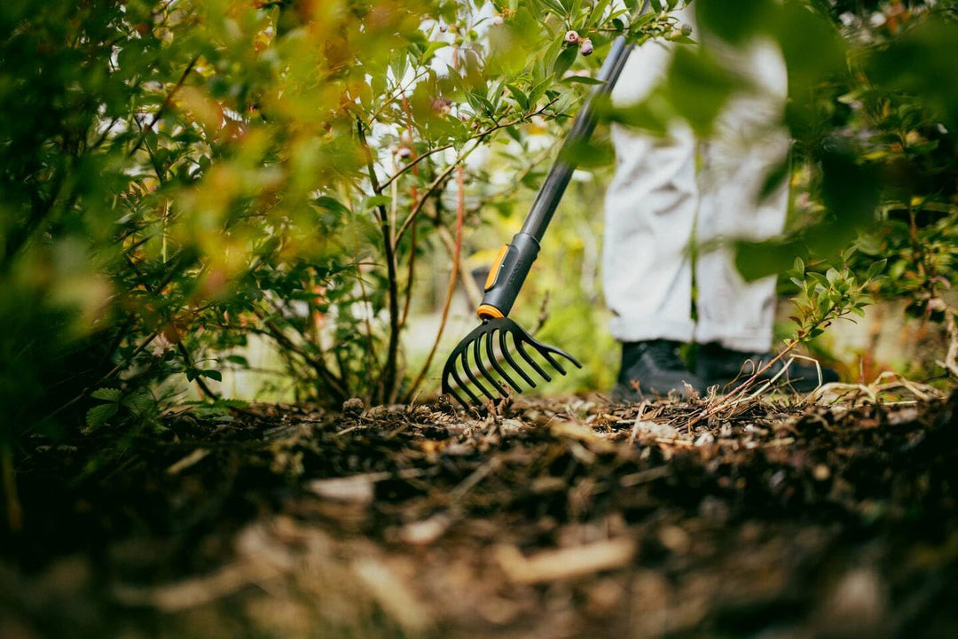 Fiskars OneClick Rosenrechen, Schmaler Rechen-Aufsatz für Enge Beete, Müheloses Wechseln mit nur ein