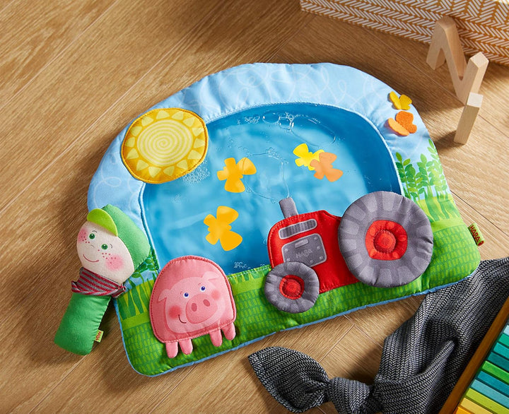 HABA 305222 - Wasser-Spielmatte Bauernhof, Spielmatte mit vielseitigen Spielelementen zur Förderung