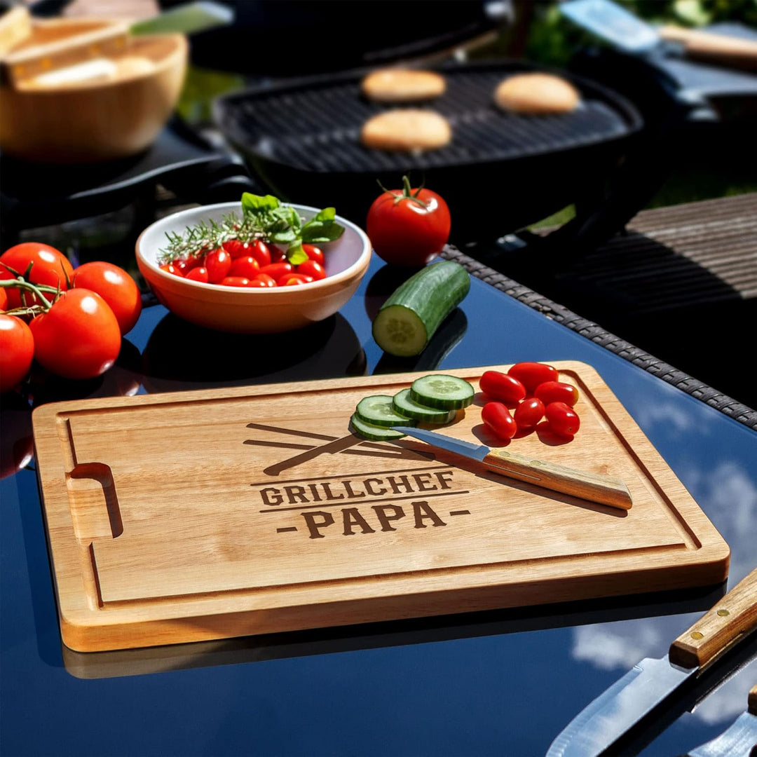 Grillbrett mit Gravur, Holz Schneidebrett für Papa, Brotzeitbrett mit Grillchef Motiv, Vatertagsgesc