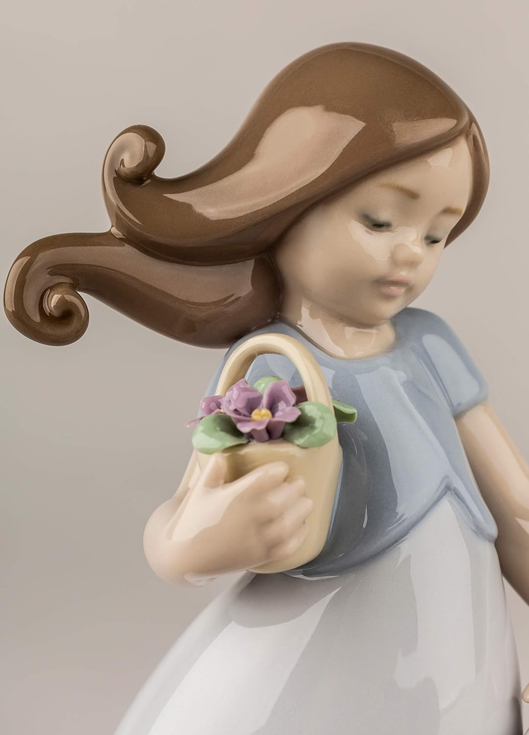 LLADRÓ Mädchen-Figur Kleines Veilchen. Mädchen. Porzellan.