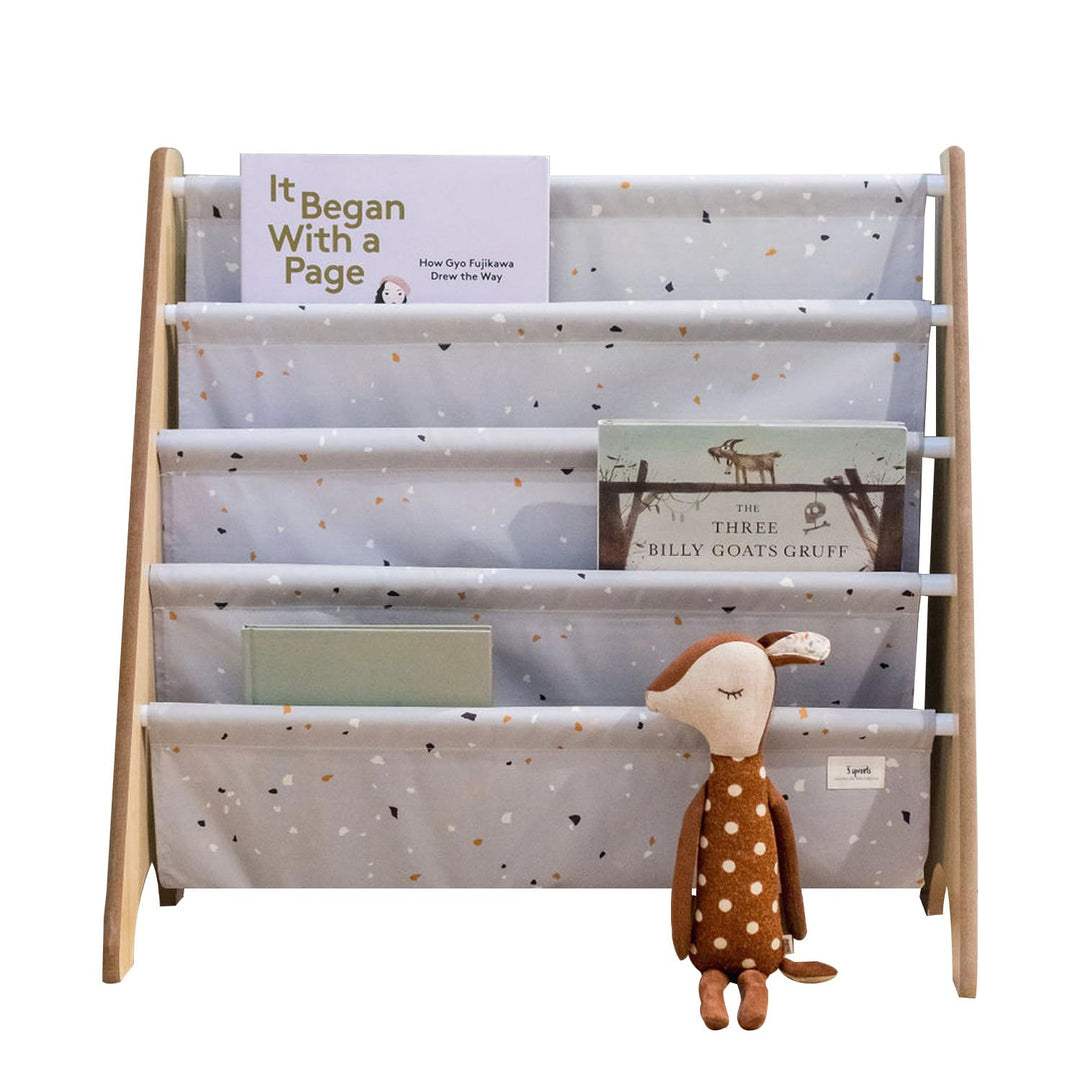 3 Sprouts Bücherregal Kinder, 35 Bücher, Terrazzo Hellgrau | frontale Stoffablagen mit 4 Ebenen für