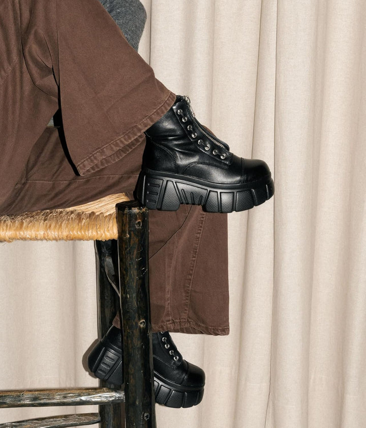 BOSANOVA Militärstiefel aus veganem Leder mit Frontreissverschluss, dekorative seitliche Schnürung u