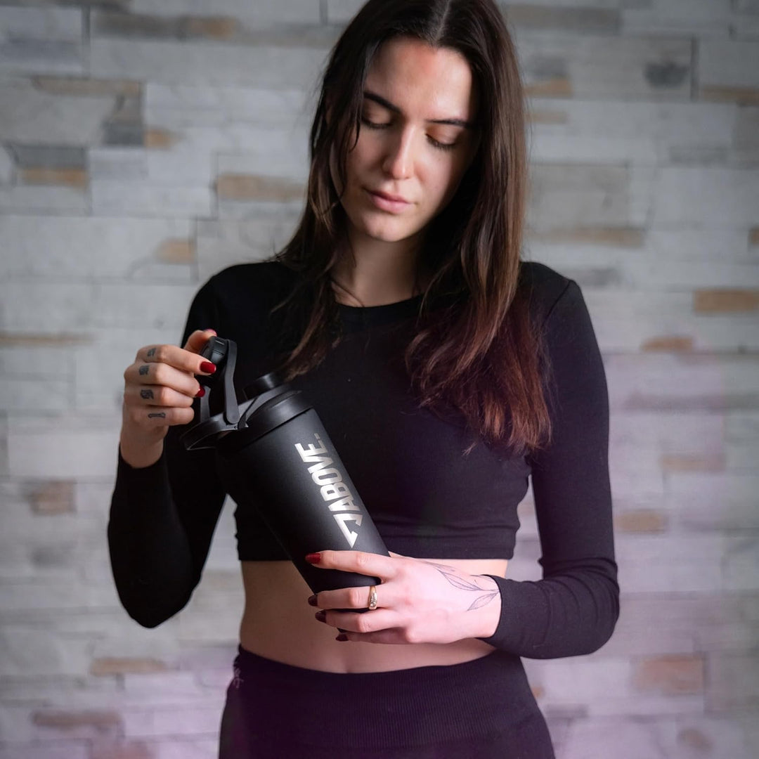 ABOVE. Protein Shaker Edelstahl 750ml, doppelwandig isoliert, Schwarz | Eiweissshaker hält 12h kalt/