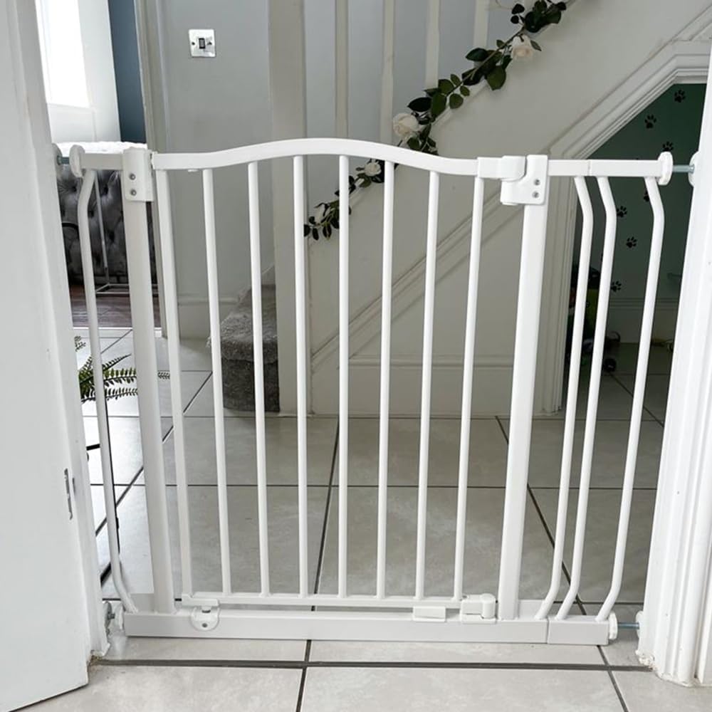 Bettacare Gebogenes Hundetor, 107cm - 116cm, Mattweiss, Druckmontage Haustiertor für Hunde und Welpe