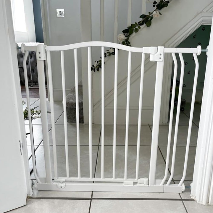 Bettacare Gebogenes Hundetor, 107cm - 116cm, Mattweiss, Druckmontage Haustiertor für Hunde und Welpe