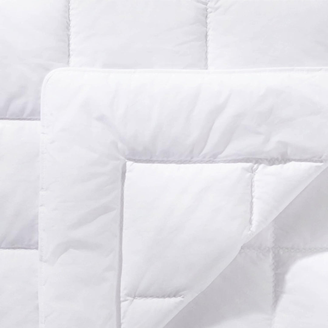 schlafgut Pure sommerliche Faserbettdecke, 135x200 cm weiss aus 100% Baumwolle mit amtungsaktiven Fu