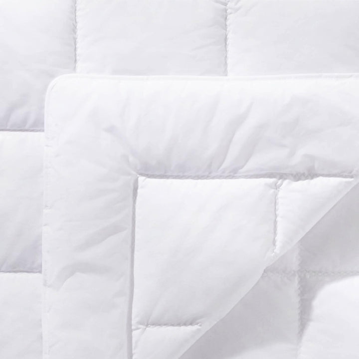 schlafgut Pure sommerliche Faserbettdecke, 135x200 cm weiss aus 100% Baumwolle mit amtungsaktiven Fu