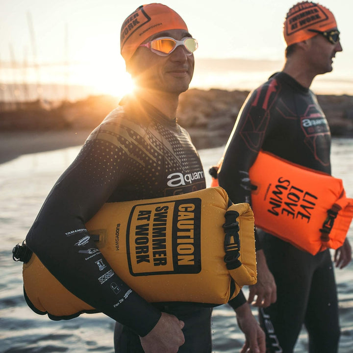 Buddyswim Set aus Freiwasser-Schwimmboje 28 Liter und Badekappe. Sicherheitsboje zum Schwimmen im of