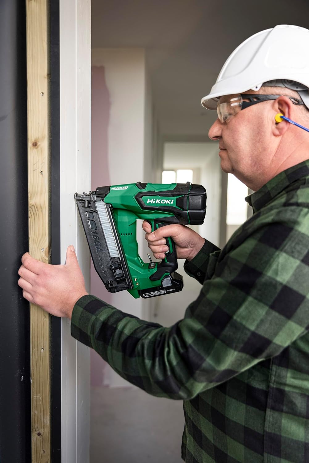 HiKOKI Akku-Nagler NT1850DBSL (18V, Li-ion, Brushless, Transportkoffer, inkl. 2x 3.0 Ah und Ladegerä