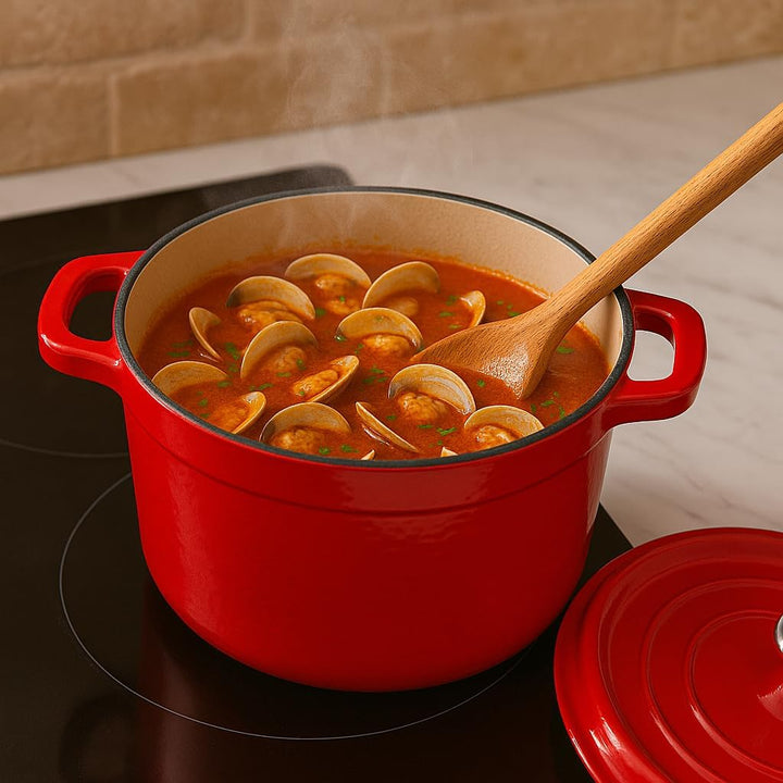 Runder Kochtopf aus Gusseisen mit glasierter Keramikbeschichtung, Cocotte mit Deckel. Gourmet Tools