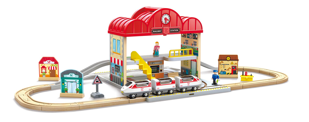 Hape Tragbares Bahnhof-Set aus Holz, Züge für Kinder, Schienen, Bahnhof und Figuren, leicht zu trage